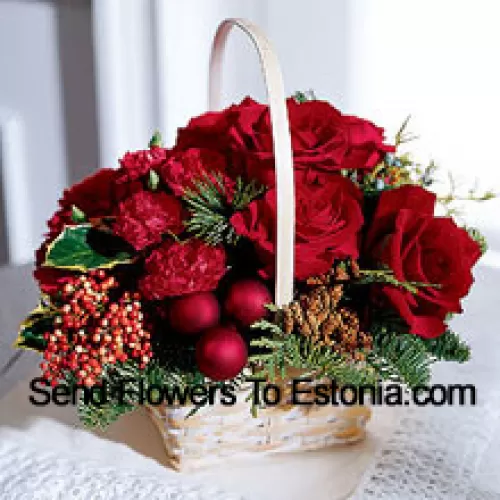 Was gibt es Schöneres als Geschenk für einen Rosenliebhaber als diese saisonale Anordnung von Rosen und Weihnachtsgrün. Ein geschmackvolles Geschenk mit festlichem Flair. (Bitte beachten Sie, dass wir uns das Recht vorbehalten, jedes Produkt durch ein geeignetes Produkt von gleichem Wert zu ersetzen, falls ein bestimmtes Produkt nicht verfügbar ist)