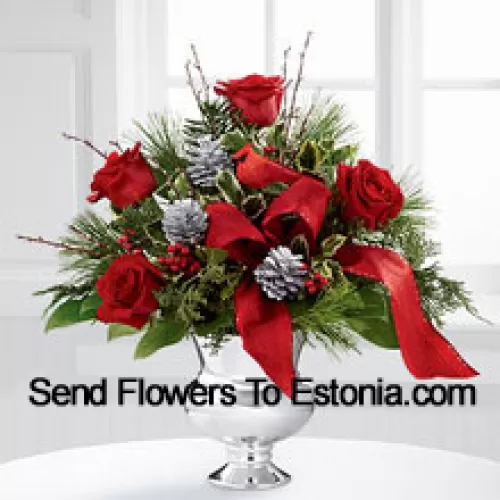 Estremamente elegante e pieno dei tuoi più allegri auguri, questo bouquet sarà il regalo perfetto per le vacanze. Le ricche rose rosse sono vibranti e luminose, disposte con agrifoglio variegato, vari verdi natalizi, pigne d'argento e rami, il tutto perfettamente accentato con un cardinale finto e un nastro rosso designer. Presentato in un vaso di argento, questo bouquet aggiungerà gioia e festività alla loro stagione delle vacanze con ogni splendida fioritura. (Si prega di notare che ci riserviamo il diritto di sostituire qualsiasi prodotto con un prodotto idoneo di pari valore in caso di non disponibilità di un certo prodotto)