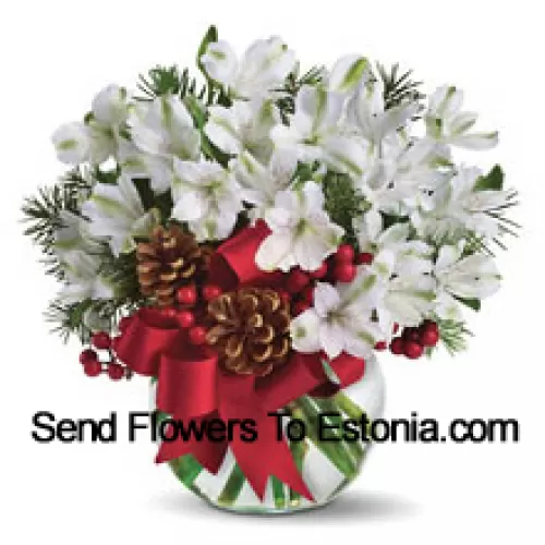 Comparte la magia de una Navidad blanca con este alegre ramo de flores blancas de alstroemeria, dispuestas en un jarrón con adornos festivos navideños. (Tenga en cuenta que nos reservamos el derecho de sustituir cualquier producto por un producto adecuado de igual valor en caso de no disponibilidad de cierto producto)