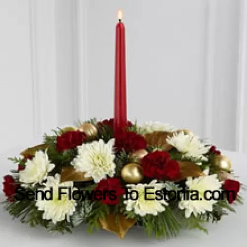 O Centro de Mesa de Natal Luz e Amor adiciona um toque especial a qualquer reunião sazonal. Crisântemos brancos em forma de floco de neve e mini cravos burgundy são realçados com exuberantes verduras natalinas e enfeitados com bolas de vidro douradas foscas, lindamente organizadas ao redor de uma vela cônica burgundy, para criar um desejo caloroso para uma temporada de férias perfeita. (Por favor, note que nos reservamos o direito de substituir qualquer produto por um produto adequado de valor igual no caso de não disponibilidade de um certo produto)