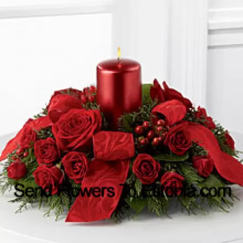 节日温暖和欢乐的深红色展示。丰富的红色玫瑰和喷射玫瑰，红色金缕梅浆果和郁李绿叶围绕着一个红色金属柱状蜡烛，营造出一种温暖心脏的中心装饰。装饰着鲜艳的红色丝带，这个设计将以优雅的方式将节日的精神带到他们的聚会和庆祝活动中。